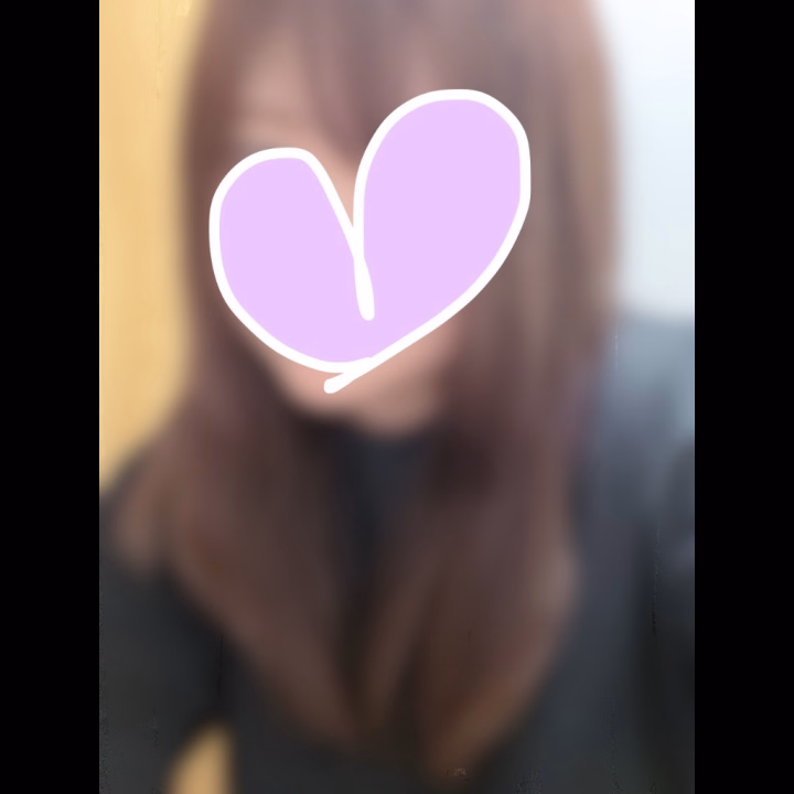 こんばんはっ❣️
　

美容室行ってきました😊

　
レイヤー入れちゃった😊
髪暗くしちゃった😊
まぁどうせいつかバッサリ切るからいいかーで
やっちまいました🤣

　　
明日12時45分ごろから
空いてます🈳
　

ご予約くれた仲良しさま方❤️
お初めてさま❤️
ありがとうございます😊

　
まだまだぜひ会いに来てくださいねー🥹