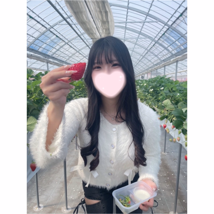 あゆなです🎀

本日も20時まで出勤しております🤍

この前のお休みに毎年恒例になりつつあるいちご狩り行ったの🍓
お姉ちゃんと👭🏻

お姉ちゃん背低いから写真撮ってもらう時屈まないと映れない😂

プライベートの写真もたまにはいいでしょ🫣💕