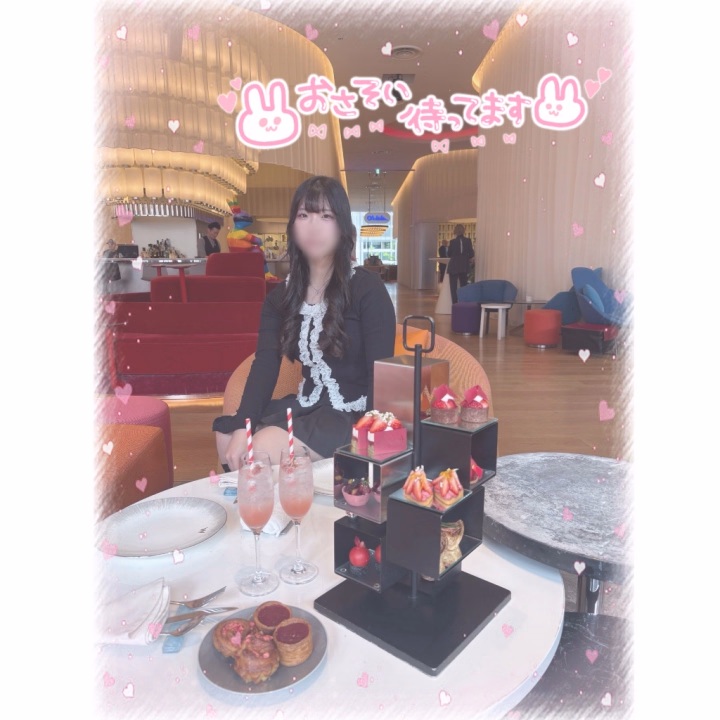 あゆなです🎀

今日は15時からラストまでお店にいます🤍

写真はこの前のお休みに専門学校の頃の友達といちごのアフヌン行ってきたやつ^ᴗ ᴗ^♡

すまし顔してって言われたら本当にｽﾝｯ( ˙꒳​˙  )てしちゃったやつww

お兄さんたちと一緒にいる時はいつもにこにこしてます🥰

明日お休みなのでお誘いお待ちしてます🩵