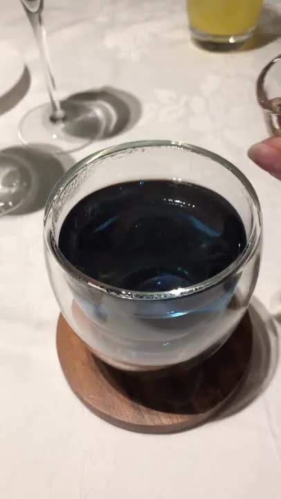 謎の液体を入れると色が変わる飲み物。