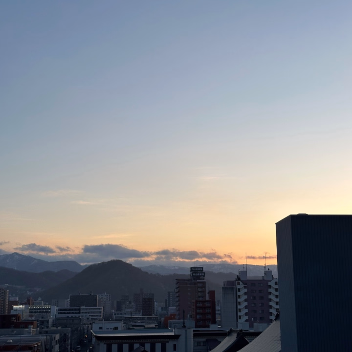 れいらです🐰
札幌での出勤のはずが、ものすごく体調を崩してしまい今までお休みをいただいておりました。。。。
せっかく札幌まで来たのに。。。と落ち込みマックスでしたが日程を伸ばし5/10まで出勤いたします😌
GWはおそらくインフル(病院空いてなくて検査できなく不明ですが)と仲良しでしたが本日から復活ですのでぜひお誘いお待ちしております🫠
12時から出勤予定ですが、お部屋の都合で変更するかもしれませんのでお店へご連絡いただけると幸いですっ
では本日からよろしくお願い致します

れいら