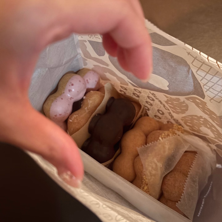 土浦の仲良しさんが毎回ミスド持ってきてくれるんだ〜🍩

まずい！お腹空いてるのにもっとお腹空いてきた！😭

絶賛胃腸炎の時ご飯なんて食べれてなかったからその反動でずっとお腹空く体質になっちゃったみたい笑

お腹空く割にはまだそんな量食べれないんだけどね|´-`)

土浦出勤したら食欲戻るどころか大食いになるなぁ！

食べても太れない体質で細いからって食べ物の差し入れNGだと思ってたってよく言われますが大歓迎です🥹🫶🏻

そこまで考えてくれてるのもすごく嬉しいの❣️

ではでは、
推しのサイン会の当落日で落ち着かないけど落ち着かないまま引越し準備頑張りますっ

お仕事の方多いと思うので一緒に頑張ろうね！🫡🌟

りおん