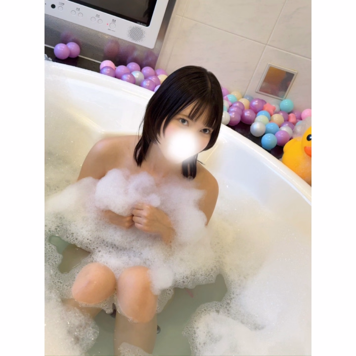 お久しぶりです！りおんです(˶ˊᵕˋ˵)

実はストレス性胃腸炎をくらっていまして。。。
病院も2回行って薬飲んで良くなりましたがまだたくさん動くことができないので今週の出勤をお休みに変更させていただきました🙏🏻

無理して出勤してうつしてもいけないと思い急にお休みしてしまったりして事前にご予約してくださっていたみなさんにご迷惑をお掛けして本当にごめんなさい。

そしてやっと体調が落ち着いてきたので日記も書くの遅くなってしまい申し訳ないです…。

またこれでもかってくらい元気になった時にまた会う約束をできたら嬉しいです😢🙏🏻💖

ストレス性と言いましたが恐らく上の階の騒音と引越しが原因なのかなぁと（ ;  ; ）

次のお家ではうるさい人いませんように！！！😭

ヒメチャンネルのライブ配信も久しぶりにしたいなぁと思っているのですが引越しの準備でなかなかできなくて…😵‍💫

日記だけでも投稿できるように頑張りますね！⟡.꙳

では！みなさんもストレスには気をつけてくださいね😖

りおん