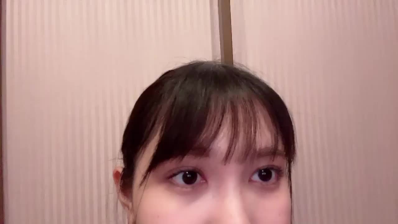 仲良しさんからいただいたぶどうを自慢しているりおんです🍇

帰る前に撮ったので髪ボサボサです😗

りおん