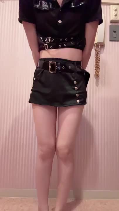 無事1〜3回戦全部投稿できて良かったです〜👏🏻

今回はミニスカポリスで撮ってみたよ！🖤🖤
そしてみんなの好きなおしり〜🍑

3回戦目もプレゼント送ってくださるととーっても嬉しい気持ちになります！！！🎁🌟

りおん