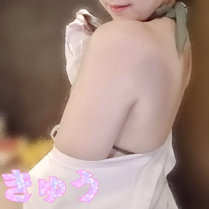 出勤∠( ˙-˙ )/
ラストまでいますっ🥒💕
そろそろみんなクリスマスプレゼントを
考え始める時期なのでは…!?!?
え?
早いかな?ww
今年の自分へのクリスマスプレゼントは
何にしようかなぁ~♪
…去年は何にしたんだっけ…?
もう最近1年が過ぎるのが早すぎて
1年間の出来事を覚える前に
次の出来事が来る感じ!!!!!
ぱにっく!
みんなは自分へのプレゼントや
ご褒美何にするか決めてるー♡!?