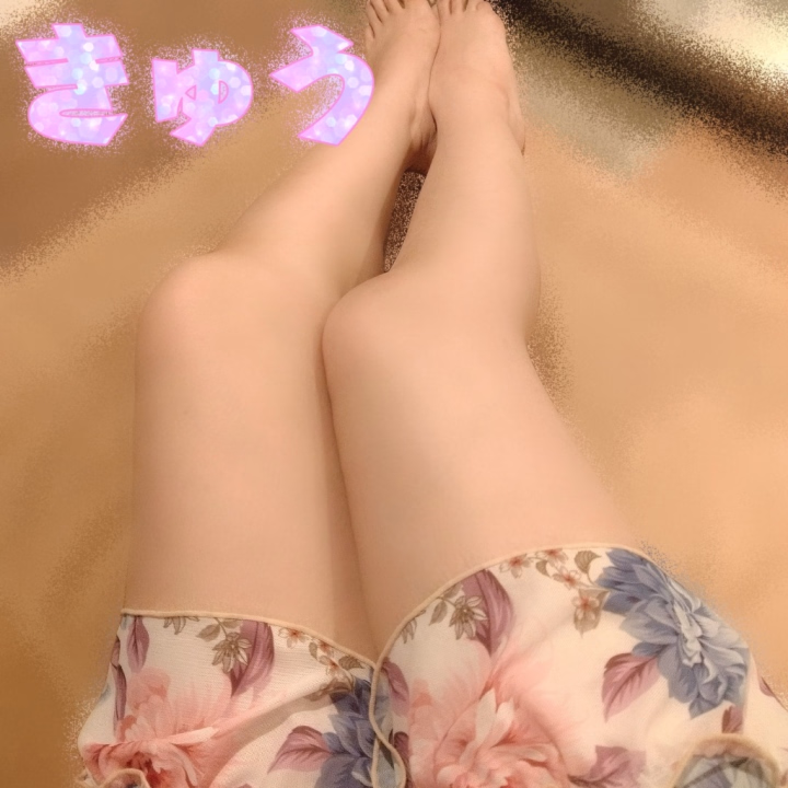 出勤しました∠(　˙-˙ )／ｼｬｷｰﾝ

今日もラストまでいるので
お誘いお待ちしてます♪

明後日からは女の子休暇頂きます！

明日のご予約もお待ちしてます♪

昨日、宣材写真の撮影頑張ったからか
上半身が筋肉痛すんごい！笑

バッキバキ！笑

ほかの女の子は筋肉痛痛ならないのかな！？
私だけかも！笑

筋肉は裏切らないっていうけど
これは筋肉の嫌がらせだよね←