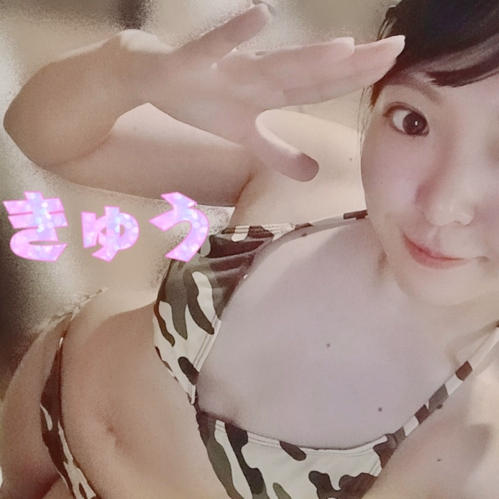 おはえもーん🥒💕
今日も17時からいるよん♪
昨日の水着は迷彩柄だったよん♪
逢いに来てくれた方から
VIVANT流行ってるから、迷彩柄にしたの?
って聞かれて、
VIVANTをまだ見ていない私は
因果関係を探すのに必死!笑
迷彩柄といえば自衛隊なので
ポーズはありふれた敬礼ポーズ✨
今日はどんなのにしようかな~😍?