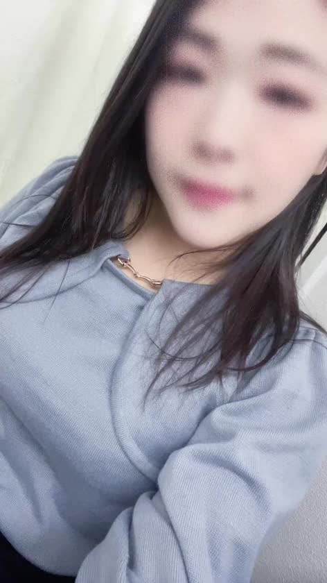 ネイル変えてルンルンなので、ネイルを見せたい気持ちとおっぱい見せたい気持ちのせめぎあっている図…です♥️