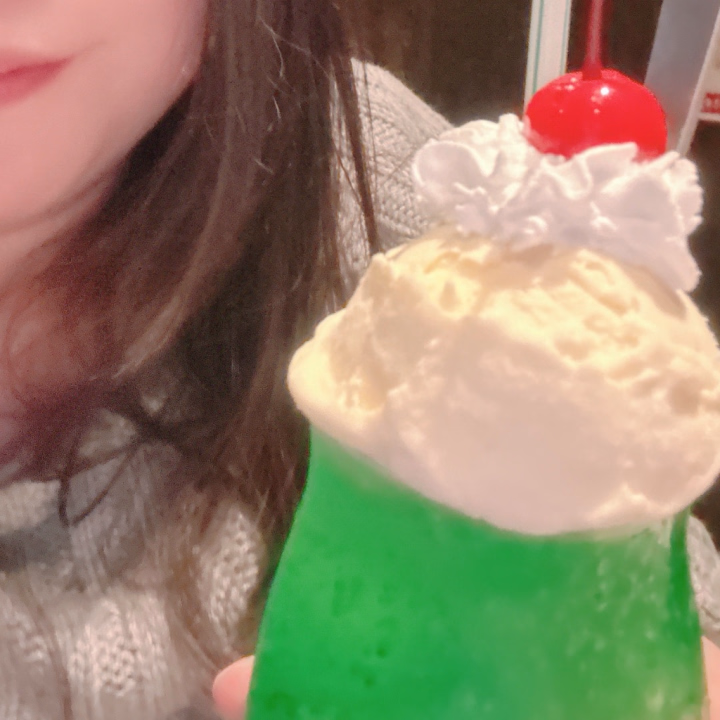 出勤中よ〜❣️

少しずつ暑くなってきてるから、
夏になったら、自分が溶けてるんじゃないかなと思ってるこの頃⎝｡⌓°⎞笑

そして、今メロンソーダにハマり中😍
喫茶店で出されそうなのが1番好き💕︎