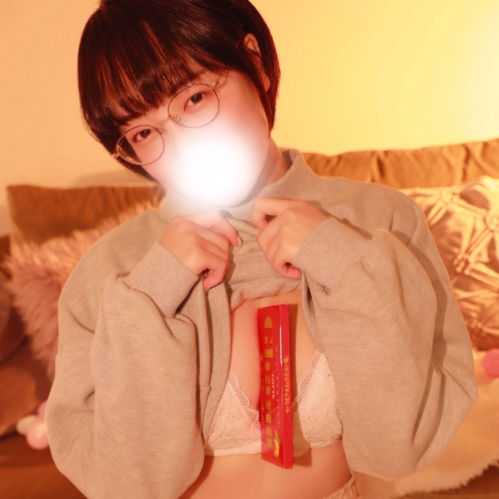 もうすぐバレンタインだね🍫💓

谷間にチョコレート挟んで…トロけちゃう…♥️


お兄ちゃんもしおりとあま〜い時間過ごしませんか？(˶ᐢ. .ᐢ˵)
