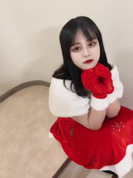 クリスマスコスプレしちゃったあ🥺💗💗お兄さんと沢山えっちなお遊びしたいなぁ🏩💭