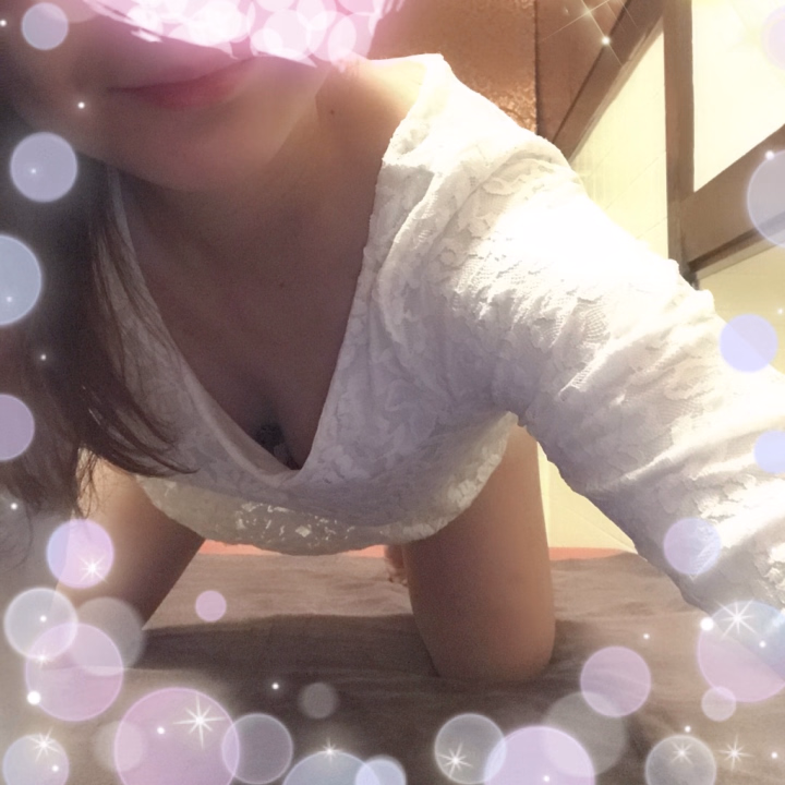 台風🌀結構凄かったなぁ～💦
また肌寒くなり身体がついていかない😭
皆様.ᐟ.ᐟ.ᐟ体調崩してないですか⁉️

9日～14日まで
出勤させていただきます,,>᎑<,,
ペアも受付中なので
是非お問い合わせ
宜しくお願い致します🙇‍♀️

事前ご予約くださってる紳士様🎩
いつも本当にありがとうございます🙏
お逢い出来る時を楽しみにしてるね😘

まだまだ🈳枠が沢山あるので
お誘いお待ちしております꒰ ¨̮ ꒱⸝♡

Nagisa◠.¸¸. ઇଓ