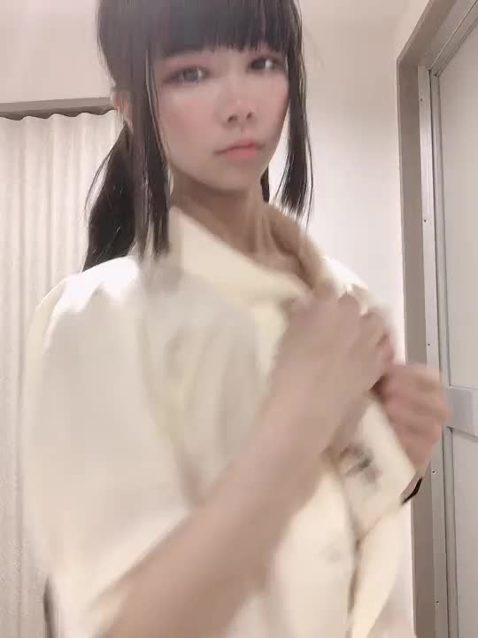 脱ぎ脱ぎ、、、、///
お兄ちゃんの前で脱ぐのは恥ずかしいなあ🥹🤍
プレゼントでの応援よろしくお願いします🙏