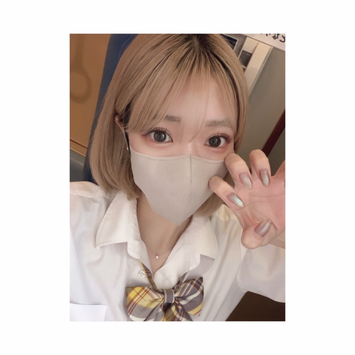 ネイル変えてきた💅♡
ピンクなんだけど
キラキラのラメがミドリなの🩷💚