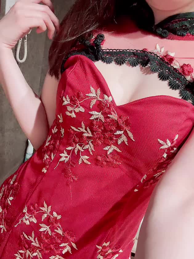 ニーハオ言いそうなチャイナドレス👗が店にあったので着てみたよ！
なんと胸のお口が空いてる....!!👀✨