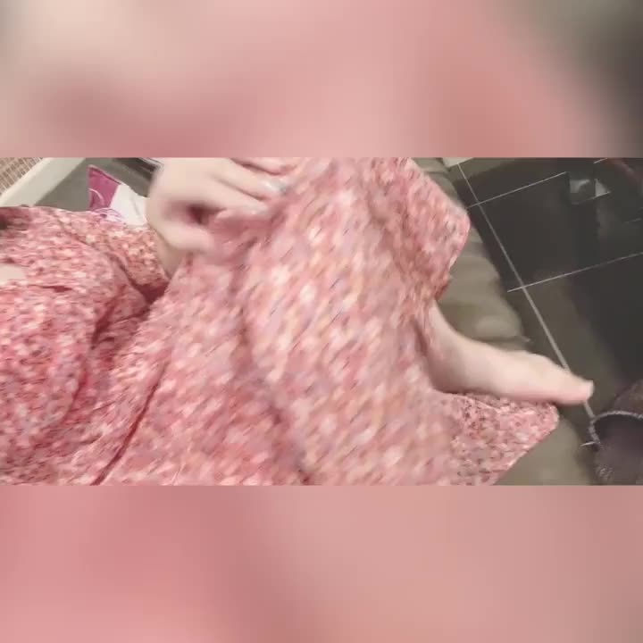 スカートめくり
