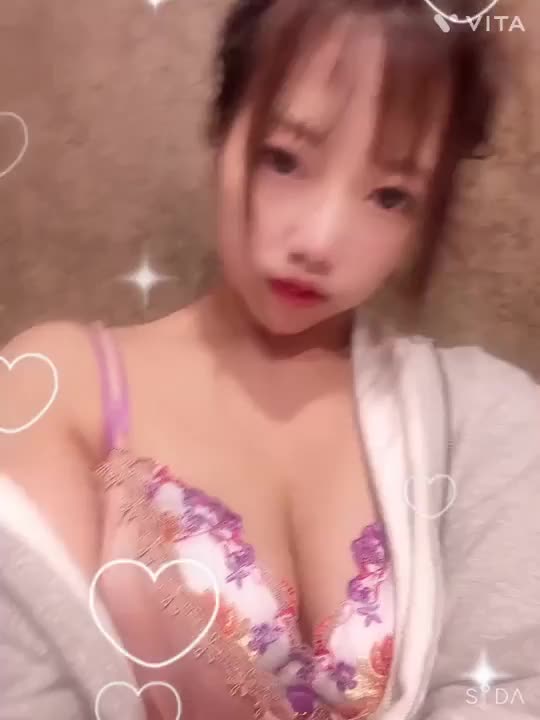 事後だけど久しぶりの顔出し動画🎥
ほぼ下着で朝も夜も襲われたい部屋着スタイルです🤭🤭いいね、プレゼント🎁まってます