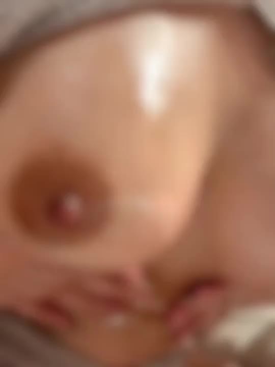 オイルでヌルヌルにしたおっぱい