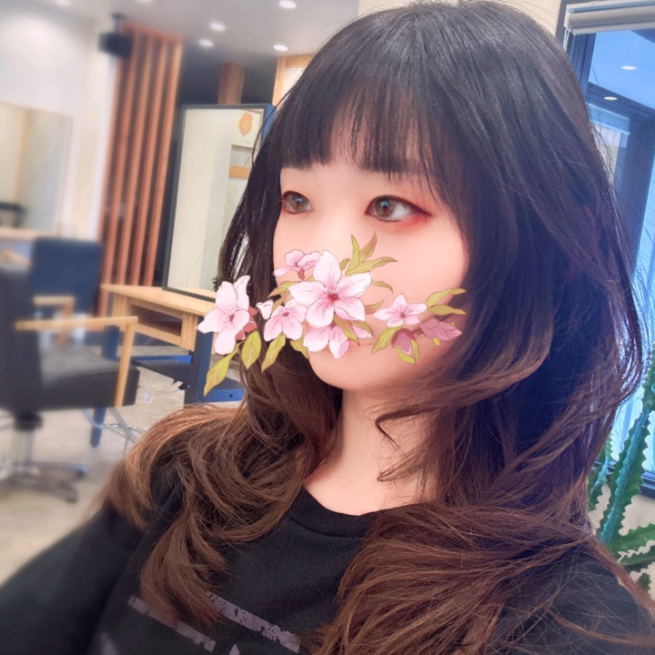 休日、メイクだいぶ濃いめ。
短くしすぎた前髪はご愛嬌😉

普段できない、しっかりセットしてもらった記念の写真です。
肉食獣感が出てて気に入ってるんですよね🙂

虚無顔は休みの日の通常運転😌

たまに出勤日数の多さをお気遣いいただきますが、遊んでもらってる時が1番元気なタイプですのでご安心ください😊

(お兄様“で”遊んでるとも言いますが…)