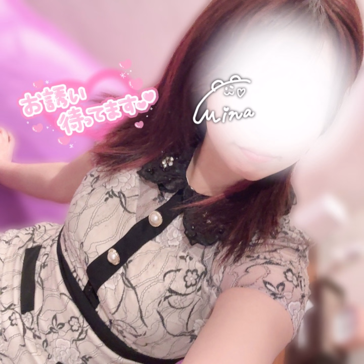 🧸🌙



こんばんは〜！
本日、20:00~24:00で出勤中です❣️


今日って朝から暑かったですよね？？
真夏な格好で外でたら意外と
半袖の人いなくてちょっと
恥ずかしくなっちゃった😖💦

実はみなはとある変化があります！
これに気づいたお兄さんいたら
みなのこと大好きすぎますよ🤫♡

ぜひ考えてコメントかトークに
送ってみてね💬


今週もたくさんのお誘い待ってます！



みな🧸