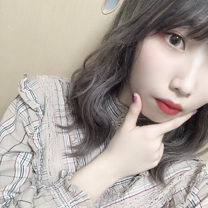 こんにちは!
ゆうなです☘️
今日は、お休みだったので髪色変えました✨
色落ちが楽しみです💗
13日11時〜17時までいるので
新しい髪色のゆうなを見に来てください😳
会いに来てくれたら嬉しいです🙇♀️