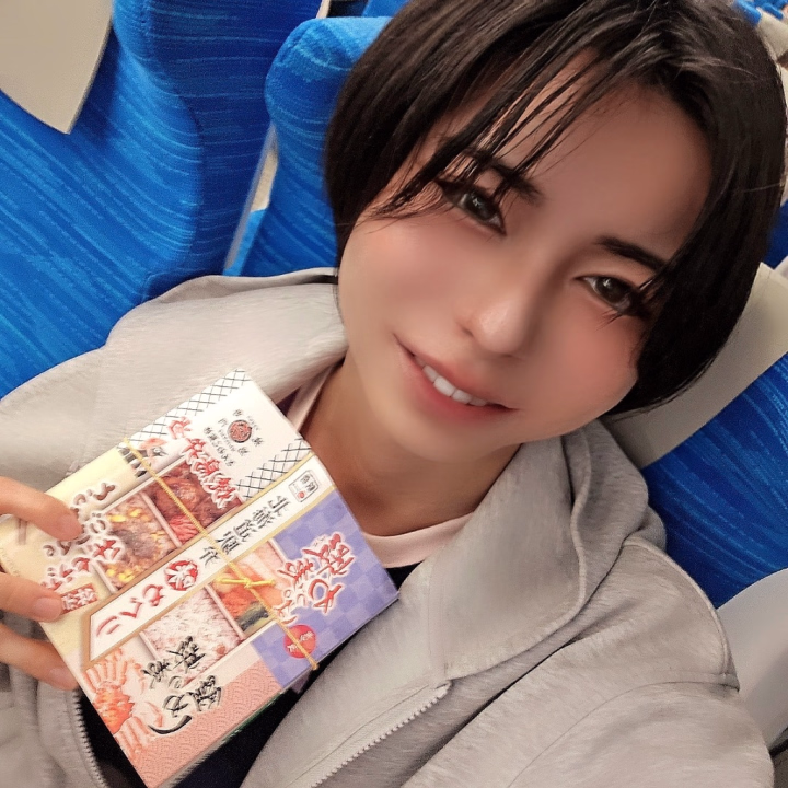 無事新幹線に乗って、駅弁タイムに突入❗
今回はお肉も魚介も両方食べられる欲張りセット😋

～お知らせ～
6月25～27日は大阪梅田店、6月28日は名古屋店に出張しちゃいます❗
ランクアップ前ラストのシャッフルなのでこの機会にぜひ✨

👇️  ちかとのチャットは  👇️
👇️  ヒメ チャンネルで♪ 👇️
https://hime-channel.com/profile/rq1zg4