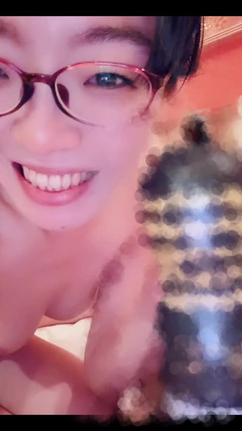 新しいオモチャを手に入れてワクワクが隠しきれない新妻