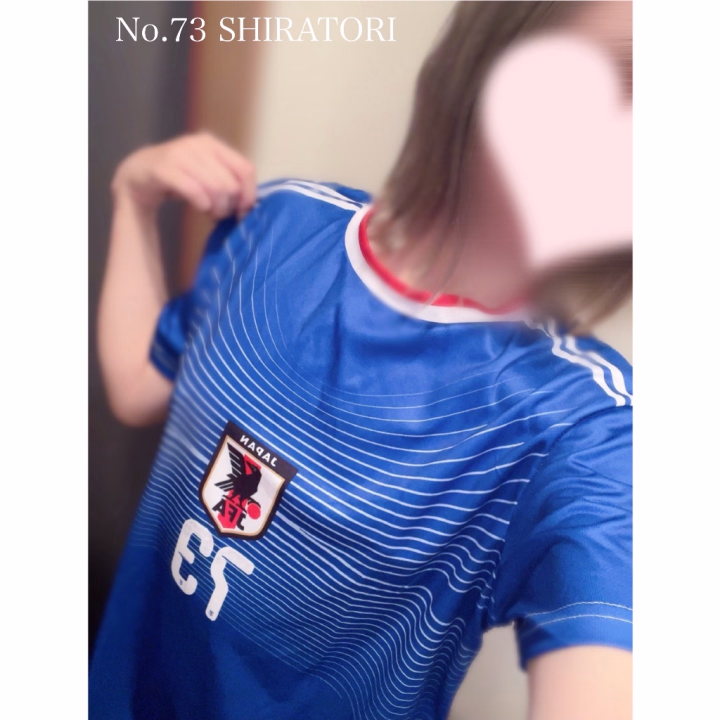 こんばんは🙌 No.73白鳥です🦢

⋆⑅˚₊出勤投稿 ⋆⑅˚₊  

前回は、沢山のラブコール！本当にありがとうございました😚💓そして、顔馴染み・初めましてのお兄様方も白鳥と遊んでくださってありがとうございました😉♡
仲良しのお兄様からの旅行のお土産！ありがとうございます🙈💝

⋆┈┈┈┈┈┈┈┈┈┈┈┈┈┈┈┈┈┈┈┈⋆ 
🌈本日の衣装🌈
サッカーユニフォーム⚽️ 火・木・土
⋆┈┈┈┈┈┈┈┈┈┈┈┈┈┈┈┈┈┈┈┈⋆ 

特注白鳥サッカーユニフォーム持参したよ✌️
ずっと最近まで待機中は、衣装の上に長袖の服羽織ってたけど、暑くなってきたから昨日そのユニフォーム試着してたらボーイさんも気付いてくれて嬉しかった😌
白鳥ナンバー入った衣装見に来てね😽　
　
　
今日は、一日中頭痛でしんでました😑
しんどすぎて学校も行けなかった。
お兄様からの愛の薬Uber待ってます🥺💚　
　
　
　
本日は、【19時】〜ラスト【24時】まで居ますので、来られるお兄様は気を付けて来てくださいね！お待ちしてます🫶次の出勤は、明日オープン【10時】〜【18時】です！