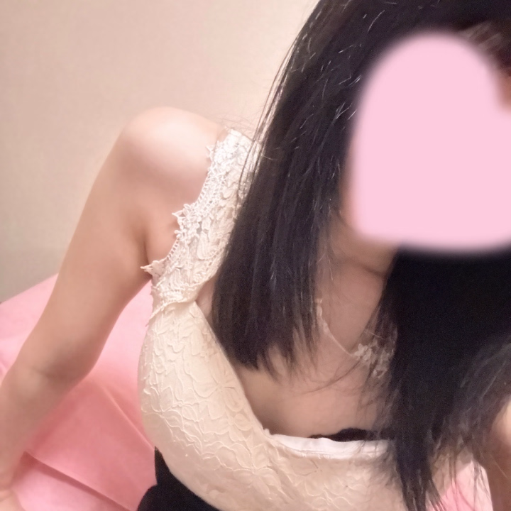 こんばんは🌙


最近また改めて思いましたが😢

これからはもう姫予約に関すること、本当に急な連絡以外はメッセージのやりとりお休みさせていただきます😣

というのも
返さなきゃとか思うのが苦しいなと。ちょっとストレスになってしまって。

出勤もしたくない病にかかってしまい、正直しばらく全部お休みにしようかとも悩みました。


でもやっぱりそれは寂しいなって。

だからせめてもの選択で、日々のメッセージのやり取りは本当にごめんなさいですが、もうやめにします。

お会いした時にたくさんおしゃべりできるのを楽しみに、たくさんパワー蓄えておきますので😢


ただ変わらず、ヒメチャンネルの投稿も日記も継続するので😣


今後は姫予約に関するご連絡のみメッセージで対応させていただきます🙇‍♀️


わがまま言ってごめんない。

よろしくお願いします🙇‍♀️