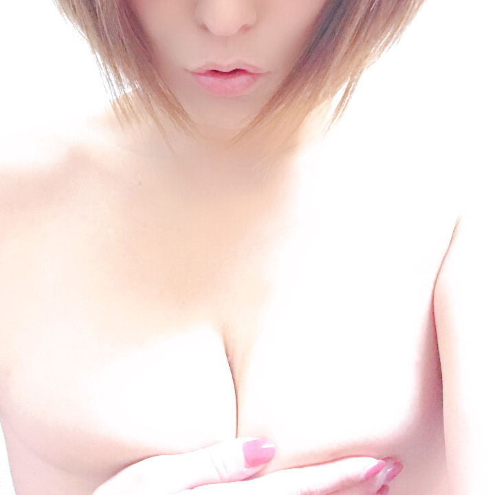 かなり久々の投稿です！
この前まで、投稿してる時間が無いくらい忙しくさせてもらってました。
お遊びいただいたお兄様、本当にありがとうございます！

でもって、今日ひお暇ちゃんです(u_u)
東京都のコロナ患者数増加&給料日前の影響でしょうか…。

めぐは元気です！
お熱も平熱&味覚・嗅覚もしっかりあります！！性欲も笑。
色々気持ち良いことしましょう♡

ご指名ご来店お待ちしております！