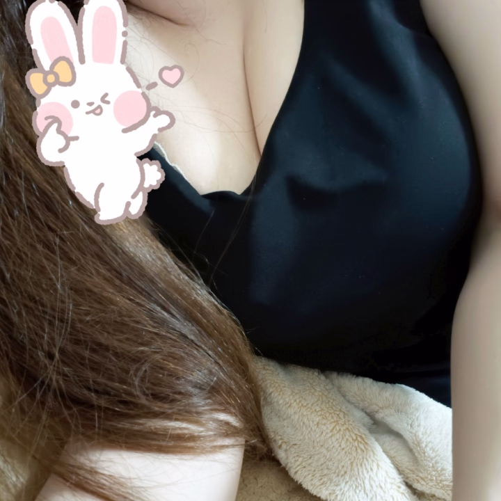 うふふ。。このままおふとぅんで寝たい💤こんばんはもなかです＼(^▽^)
前回少し長く出勤して会えたみんなとっても良い人達ばかりでアンケート全部100点くれましてありがとう（>ω<）
明日早番でおります！久しぶり仲良しさんも来てくれるので今からわくわく💫
ﾁｮｯﾄc(･ω･｡)昼職疲労残ってるけろ明日元気に遊ぼうね❤
待ってるんだからー🥺では！