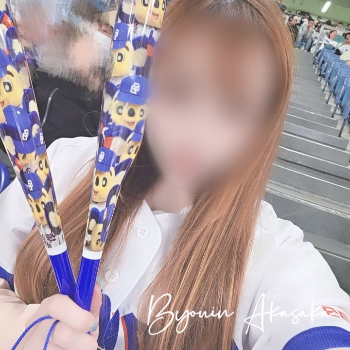 おはようございます🌸
出勤しました🙋‍♀
ぼっち。名古屋旅行行ってきました！
しっかり、ドラゴンズ女子🐨💙
あれ？ジャイアンツファンだったはずなんだけどな？(笑)
おかしいな〜(´・ω・｀)
だから、中日×巨人戦見に行ったんだけどね🐰🐨
めちゃくちゃ、楽しかった✨
名古屋好きになりました♡
名古屋に住みたいです…(笑)
本日21:00までお店にいますので、よろしくお願い致します🙇‍♀
ご予約ご指名ご来店、お待ちしてます🥺
たくさんの出会い楽しみにしてます💓