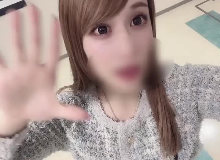 涼しくなってきたから、もう完全に秋服に衣替えしたよ🍁🍂
おNEWのジャケット、大好きな水色で可愛すぎる😍❤️
絶対ヘビロテしちゃうよ〜💋💕
まりえはお洋服とかファッションが大好きなので、お兄様方にも沢山見て欲しいです✨
何色のどんなお洋服がお兄様の好みかな？🥴まりえに教えてね💕