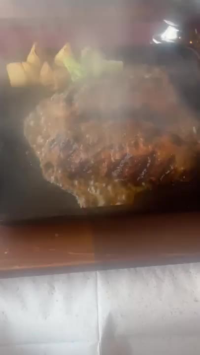 家族と明治亭でランチ❣️

近江牛のハンバーグ

美味しかったです♪

大崎ともみ♡