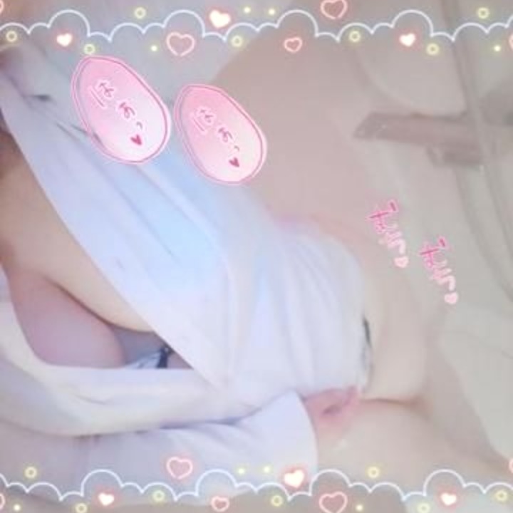 何度吐き出しても
止まらないイラマチオ

苦しくて涙も鼻水も垂れて
だっらしない顔。

こんなんじゃ
気持ちよくなんないよ
もっと口開けて

って。

おま〇こには
ディルドが刺さってるの。

おま〇こも
お口も
苦しいのに

おま〇こからは
エッチなお汁がべっちょり...