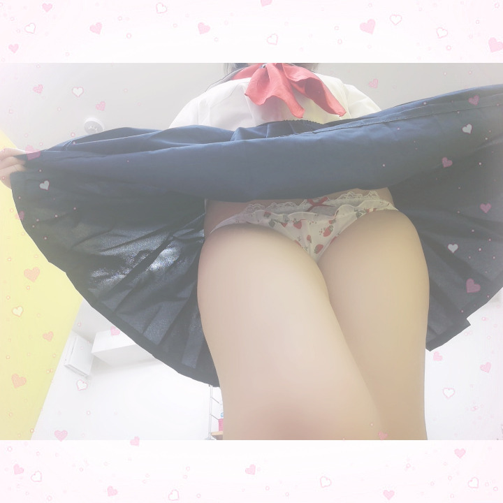 セーラー服×いちごぱんつはいかがですか？？🍓💞