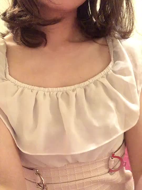 チラ見せで小胸の谷間をどーぞ☺️