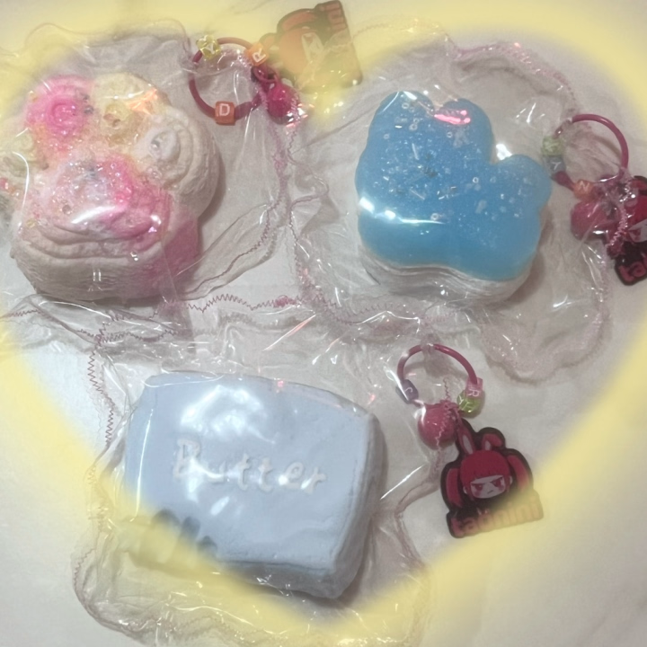 最近、スクイーズにどハマり中🥹💕

欲しいスクイーズが全然買えなくて、
見つけても売り切れだったり…😭💦

そのストレスを発散するために
手元にあるスクイーズをひたすらにぎにぎ🤏💗笑

なのに、欲しいものが買えないストレスで
ほかのスクイーズをポチポチしまくるという🤣📱💸

そしてまた、ポチりすぎた自分にちょっとストレス…😂
結果、さらににぎにぎしてますwww

……私、何してるんだろ🤣🤣💕

スクイーズ好きなお兄様いるかな？🥰
おすすめとかあったらぜひ教えてね〜♡