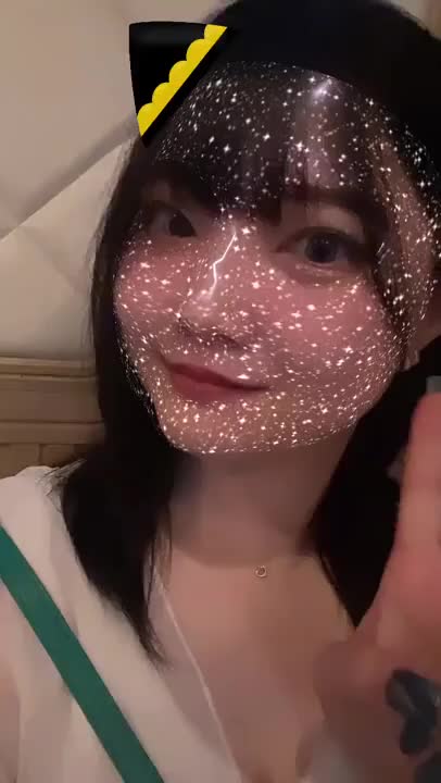 ほろ酔いで頬が赤くなってるあなたに、
少し近づいて、囁くみたいに舌を這わせる。
お酒の勢いって、案外いいスパイスになるんだよ？
大人の夜、もっと深く酔わせてほしいな🍷