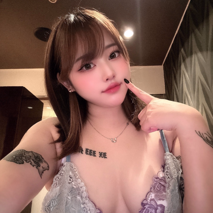 華金！気合い入れていきましょー！🔥

昨日は本指名様もご新規様もたくさんきてくれてハピネスでした💕

今日も忙しくなるといいな😭

お誘い待ってます🙇‍♀️🙇‍♀️🙇‍♀️