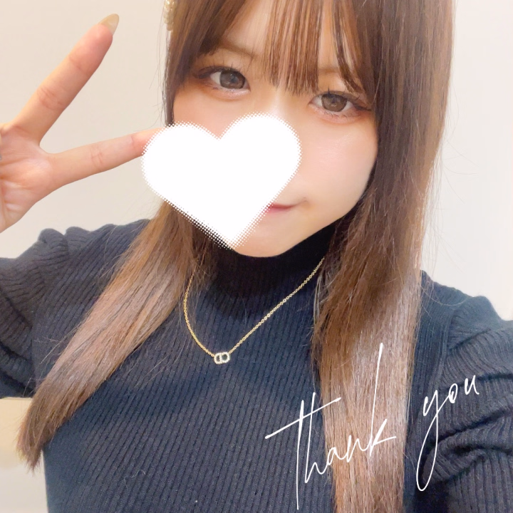 こんばんは〜⤴️💖
ハプニングありの日でしたが無事退勤しましたー☺️✌️


沢山遊んでもらえてハッピーです🎶
そして差し入れで美味しいお菓子いただいてるんるん🍪（大事にたべます🤤）


入店したばかりで８日のみの出勤でしたが、沢山の人に出会えて嬉しいです。

やめる予定はまだまだないので、これからもよろしくお願いします☺️🩷


じゃあまたね〜🌟