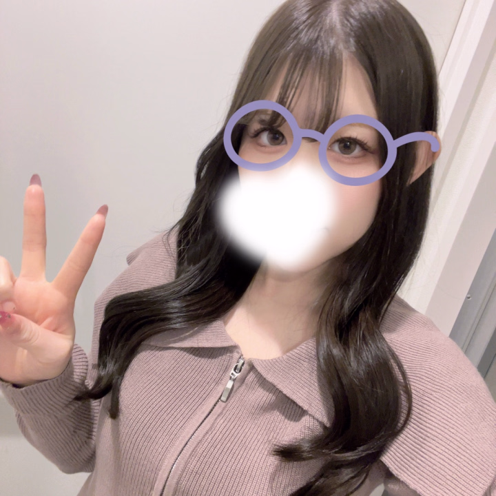 こんばんみ⭐️
退勤して帰ってこの時間まで掃除してました🧹
月末はいつもより気合い入れてやるから
とても時間かかる😪そしてまだ終わってないけど疲れたので休憩😪


今日も沢山ありがとうございました😌✨

休憩で食べてねってめちゃくちゃ美味しいパンたちいただいた🥖美味しすぎたな🥖


あと日記見てチョコラBB買って来てくれたり、ラストのお兄さんとはお酒飲んだり楽しすぎた一日でした😭💕


いつも楽しいんですよ❕


今日はなんかいつも以上に甘やかされてる🎶


とってもありがとうございました⤴️💖


また４月前半のシフトアップしますね！お待ちください😸


では、また✨