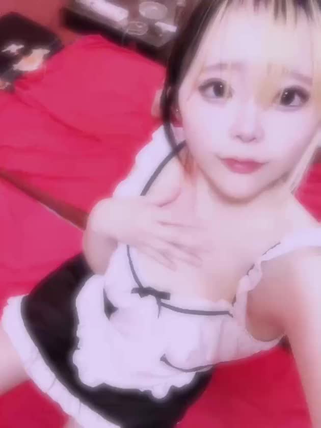 バレンタインイベントはまだまだ

続いてるよーっ！！

みりなのイベント衣装は裸エプロン

ぷりっとしたキュートなおしりに

可愛いリボンやレース🎶

エプロン姿でご主人様の帰りを

ずっと待ってる🥺

今だけみれる衣装姿のみりなに

会いに来て💜💜