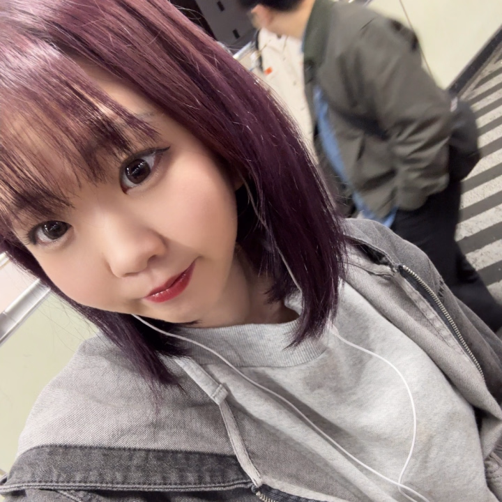 髪色紫にした！！💜
黒しかだめっていうお兄さんはすみません。派手髪にしたかった！！

思ったより紫になってしまった！！