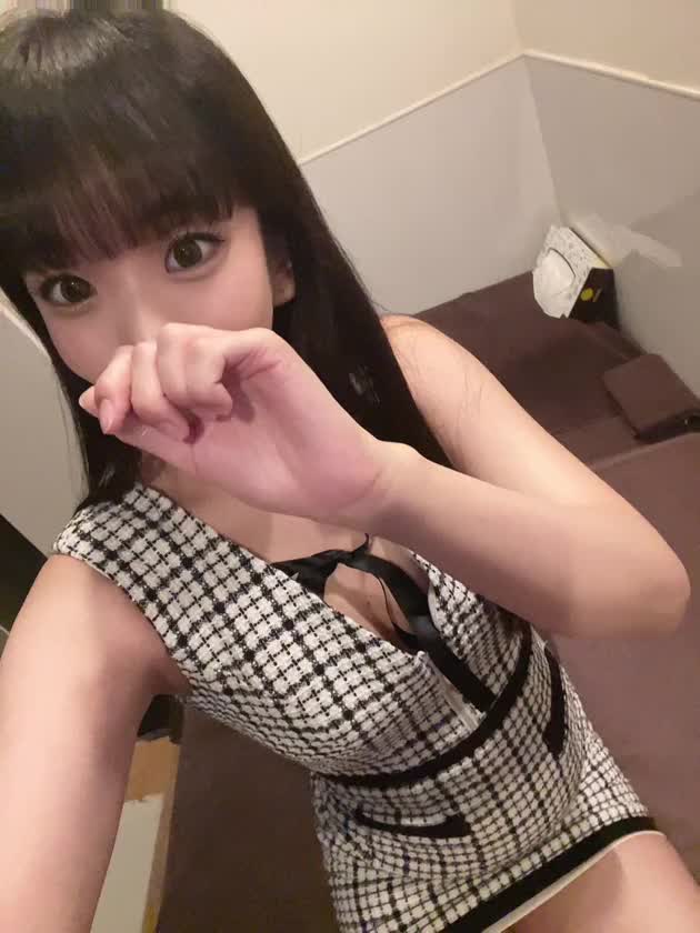 黒髪ロングヘア時代の動画だよ〜💇‍♀️
今は短いけど、また長くしたいな〜長いと色んな髪型ができるし！！

幅が広がるから好き！！