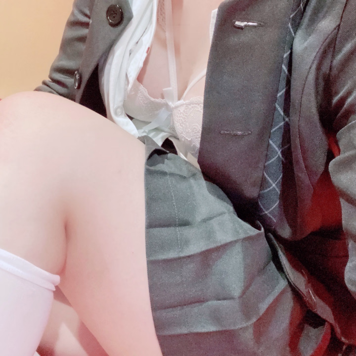 自分の顔を見られるのが恥ずかしくて
顔隠すのがまいみの癖なんだけど
顔隠しちゃだめって手どかされたの
なんかすごいドキドキしちゃった
（文字だと伝えるの難しい😢）

この癖は治せなさそう( .. )

そして今日がラストで
次回出勤は中旬辺りになると思います
またお知らせします‪(っ ॑꒳ ॑c)