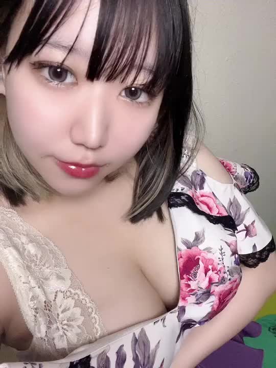 こんばんは🌛
久々に動画を撮ったので動画にしてみました〜🫶🫶

写メ日記を書いている時は
大体お風呂入ってご飯食べてスキンケアして全てが終わった後にお布団でウトウトしながら、書いています😪😪😪

なので、文章がめっちゃ変やなって思ったり
文脈ぐちゃぐちゃだったりしてます💦

今日ね！！！口コミが一件増えましたああああ！！！！！！
嬉しい🥹本当に嬉しいです😭✨😭✨

書いてくれたお兄さん！！ほんまにありがとう(´；ω；｀)
癒せてたみたいで本当に良かった(；；)
いつも、癒せてたかな？ちゃんと気持ちよかったかな？楽しかったかな？って気になっているので
こうやってお声が聞けるの凄く嬉しいです‪🥲‎😭

他にも今日は何度も予約を挑戦してくれてやっと来てくださったお兄様がいました💕💕
本当に嬉しいですありがとう‪🥲‎

差し入れの文明堂のカステラペロリと食べてしまいました😋🍴✨
節分の鬼の練り切りもペロリと😋🍴✨

文字数あと66文字になってしまった、！！！
書きたいことまだまだあるのに
かききれないーーー(；；)

明日も12時からです♡