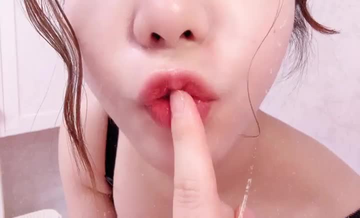 しゃぶるものがなかったから自分の指をぺろぺろ♡本物はどこにあるんだ--？🫢