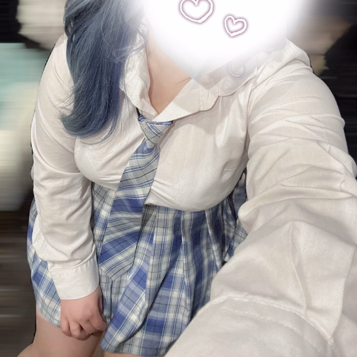 初めて髪全頭ブリーチしてみたの🩵ྀི
派手髪はお嫌いですか？🥺